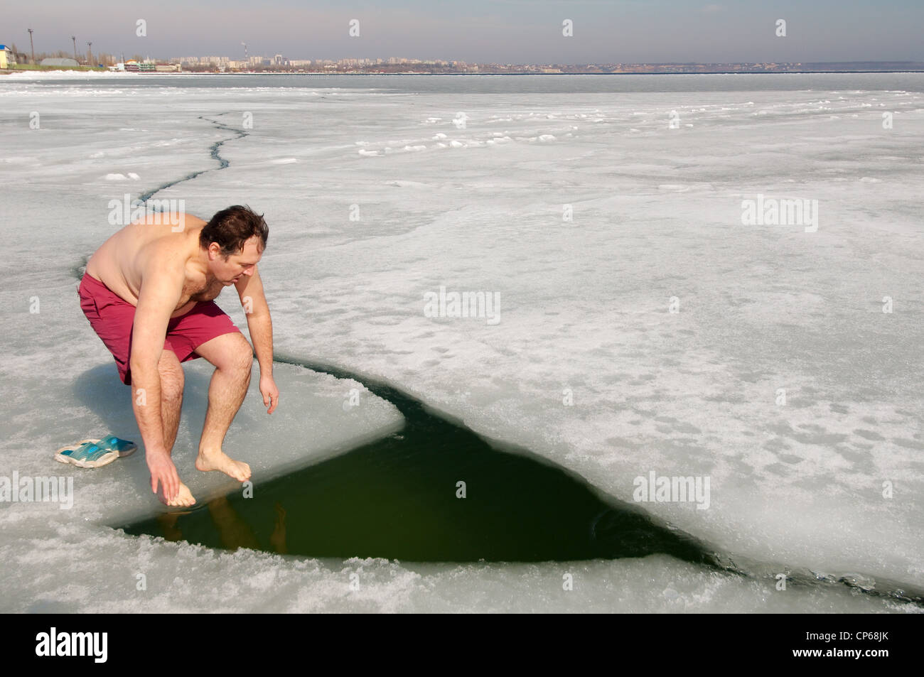 Uomo di nuoto nel foro di ghiaccio, Odessa, Ucraina, Europa orientale, Europa Foto Stock