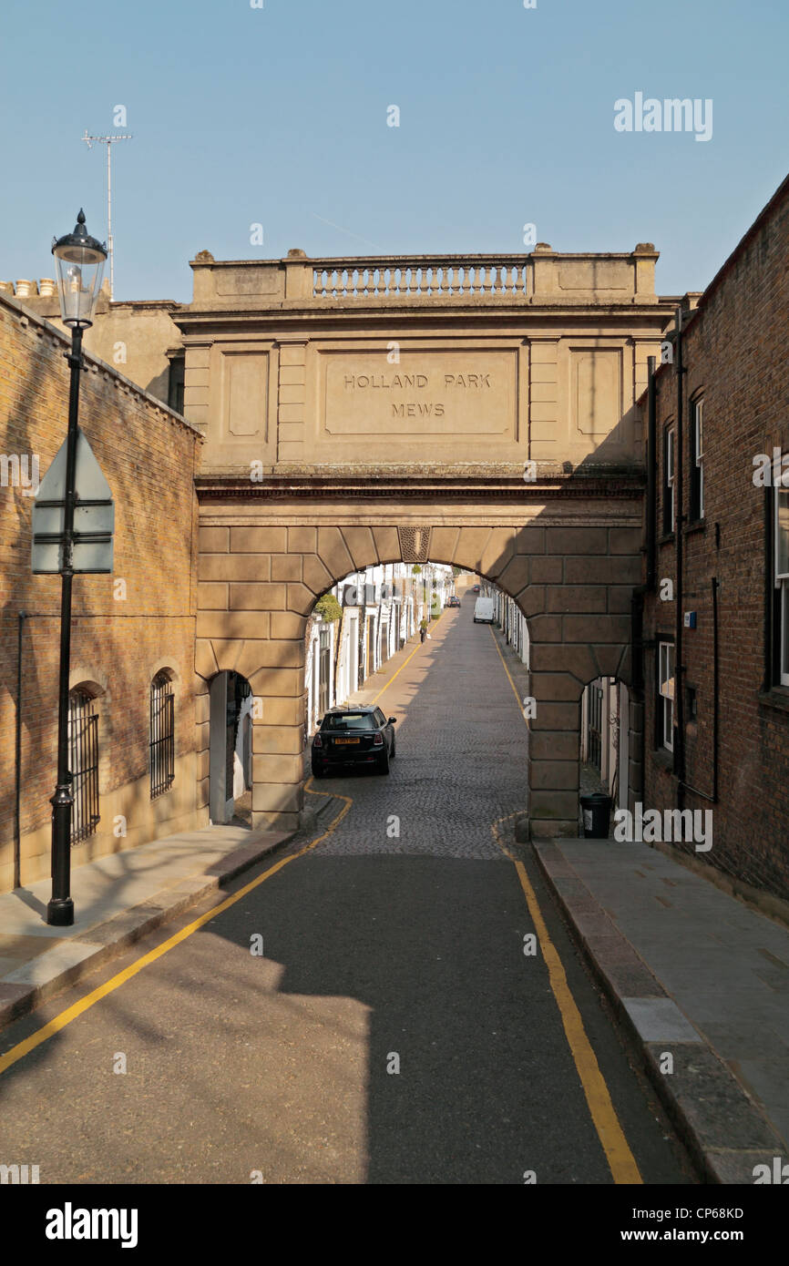 Vista in direzione di ingresso archway a Holland Park Mews W11, Londra, Regno Unito. Ex servo quartieri che ora sono altamente desiderabili. Foto Stock