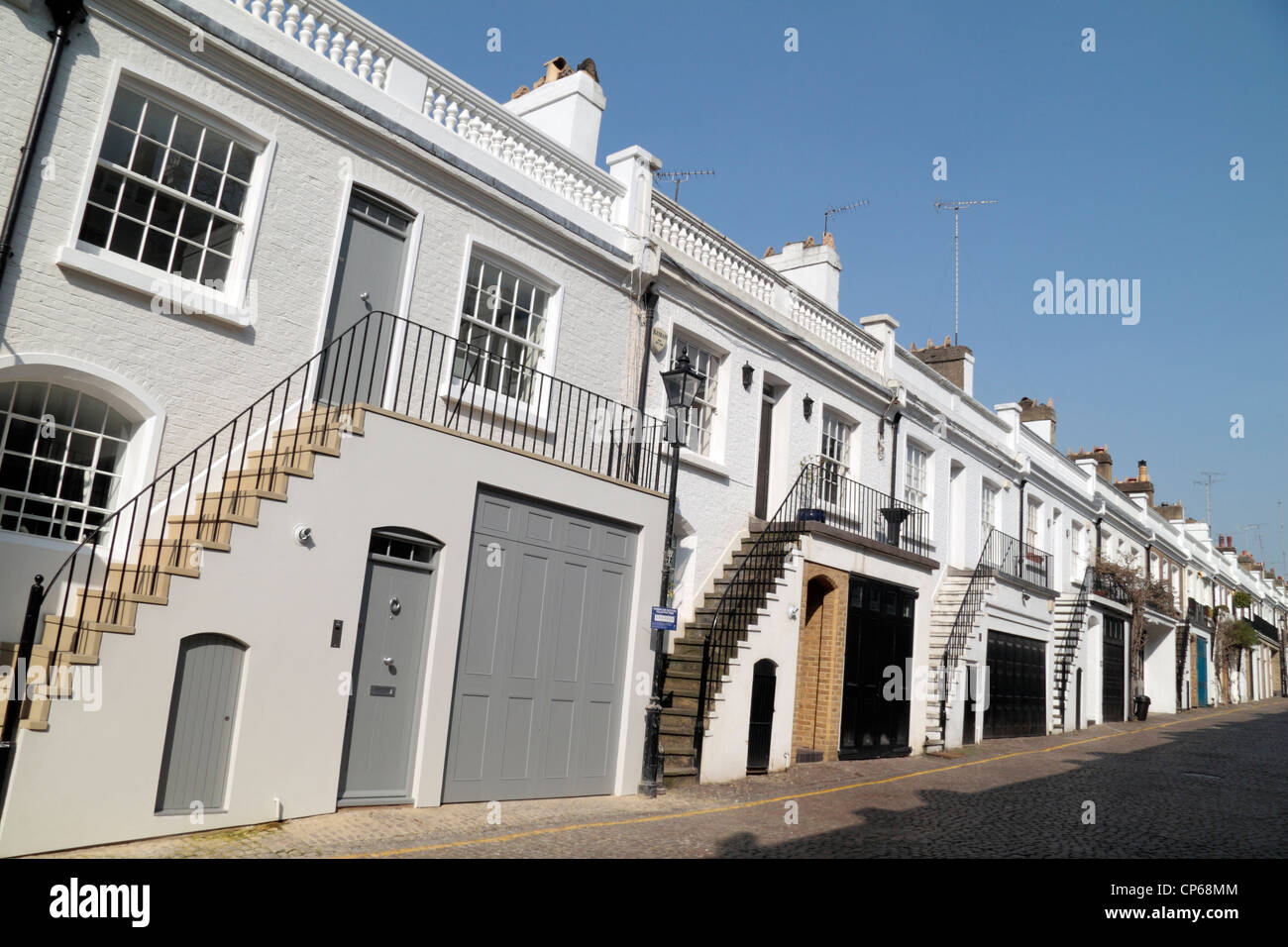 Le proprietà di Holland Park Mews W11, Londra, Regno Unito. Ex servo quartieri che ora sono altamente desiderabili. Marzo 2012 Foto Stock