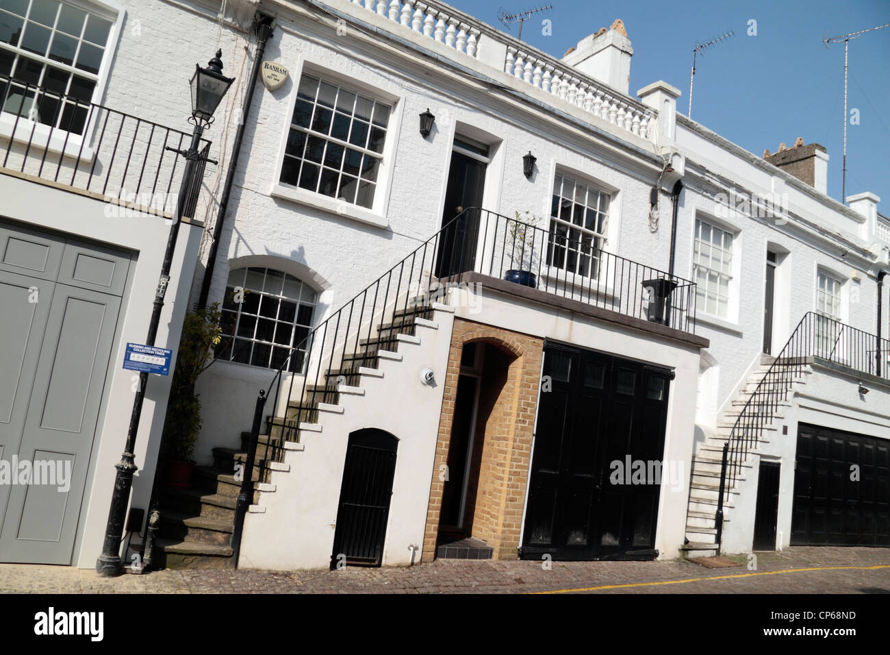 Le proprietà di Holland Park Mews W11, Londra, Regno Unito. Ex servo quartieri che ora sono altamente desiderabili. Marzo 2012 Foto Stock