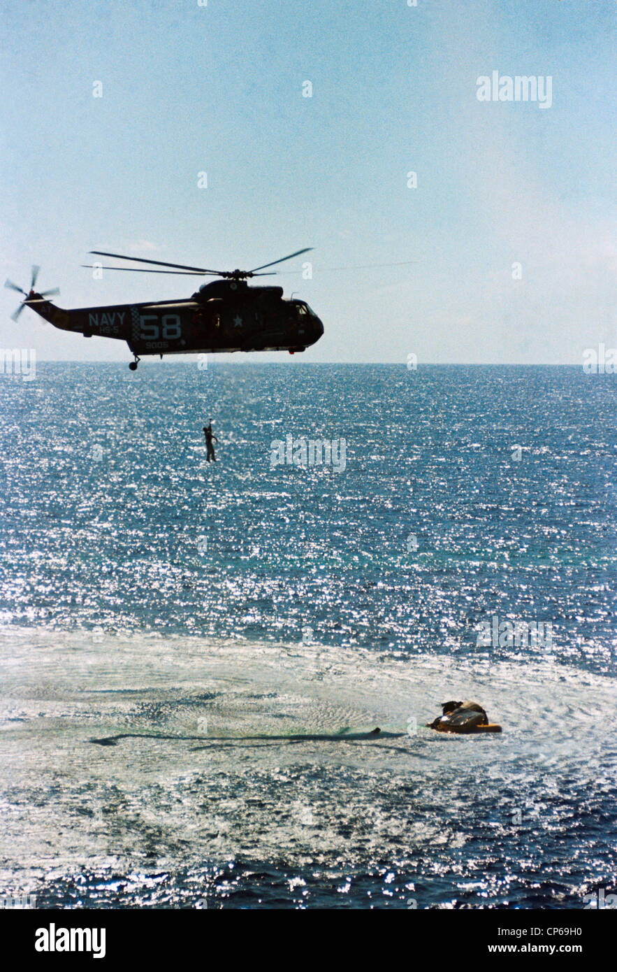 Il Long Range vista della astronauta L. Gordon Cooper Jr issata per un elicottero della Marina Militare durante le operazioni di recupero in Atlant Foto Stock