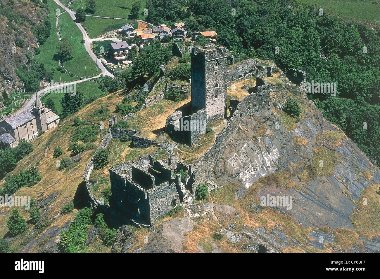 Valle d'Aosta - Montjovet (Ao). Le rovine del Castello di Saint-Germain. Vista aerea. Foto Stock