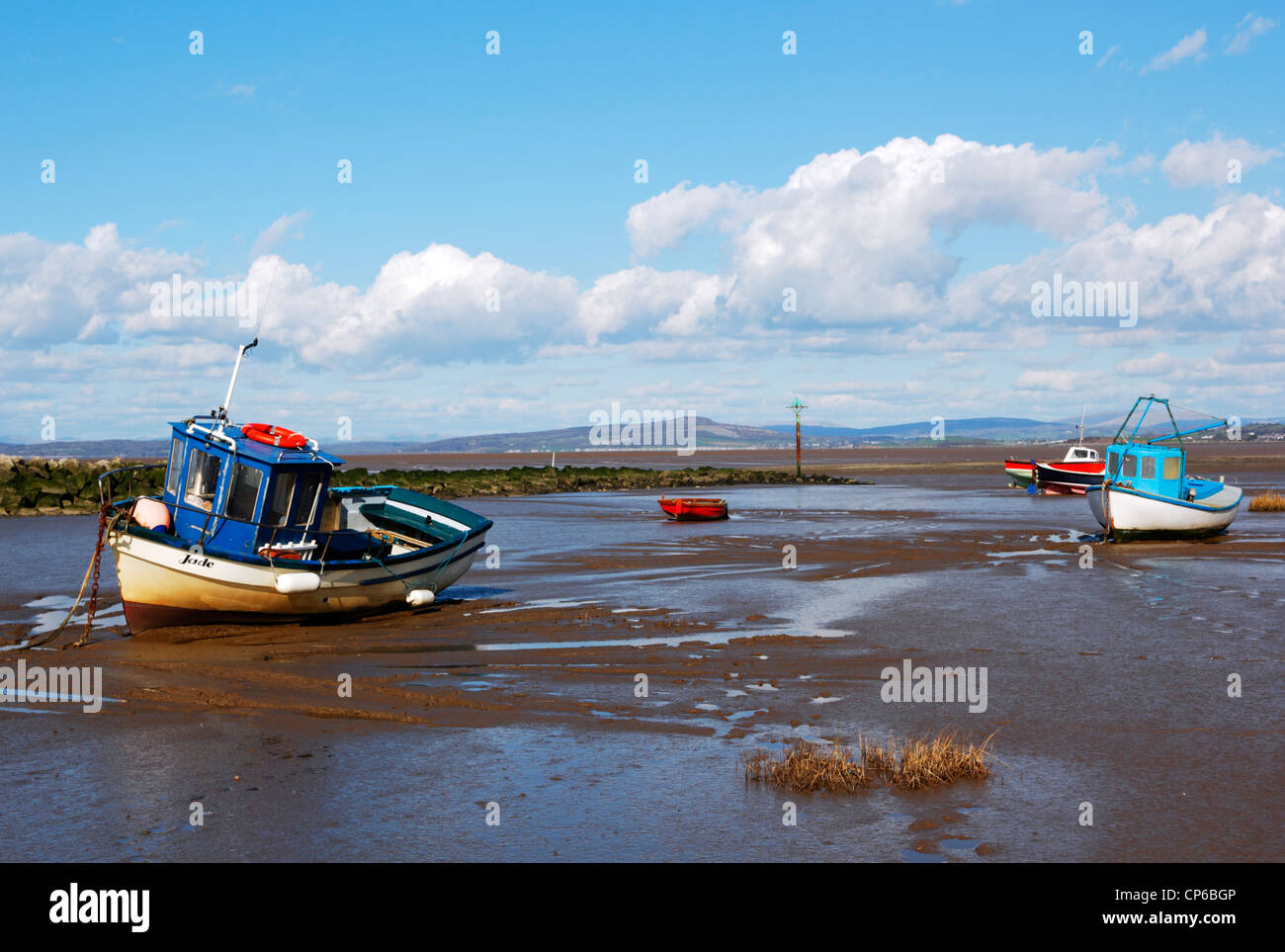 Barche sulla riva del mare a Morecambe Bay, Lancashire. Foto Stock