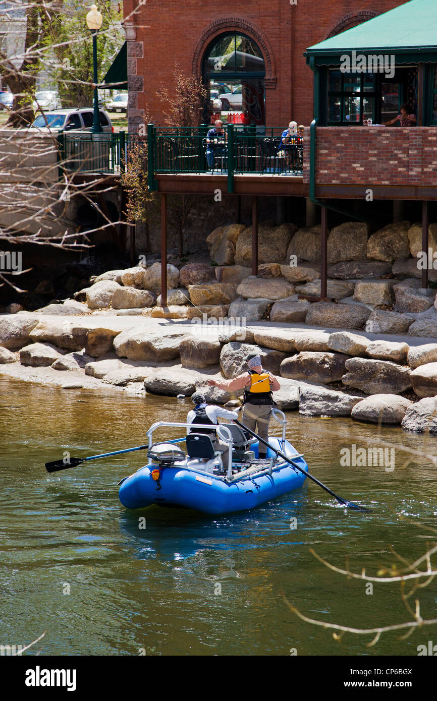 Patroni in Cantina Boathouse Restaurant guarda dal terrazzo all'aperto come volare i pescatori in una escursione guidata in barca galleggia la Arkansas River Foto Stock