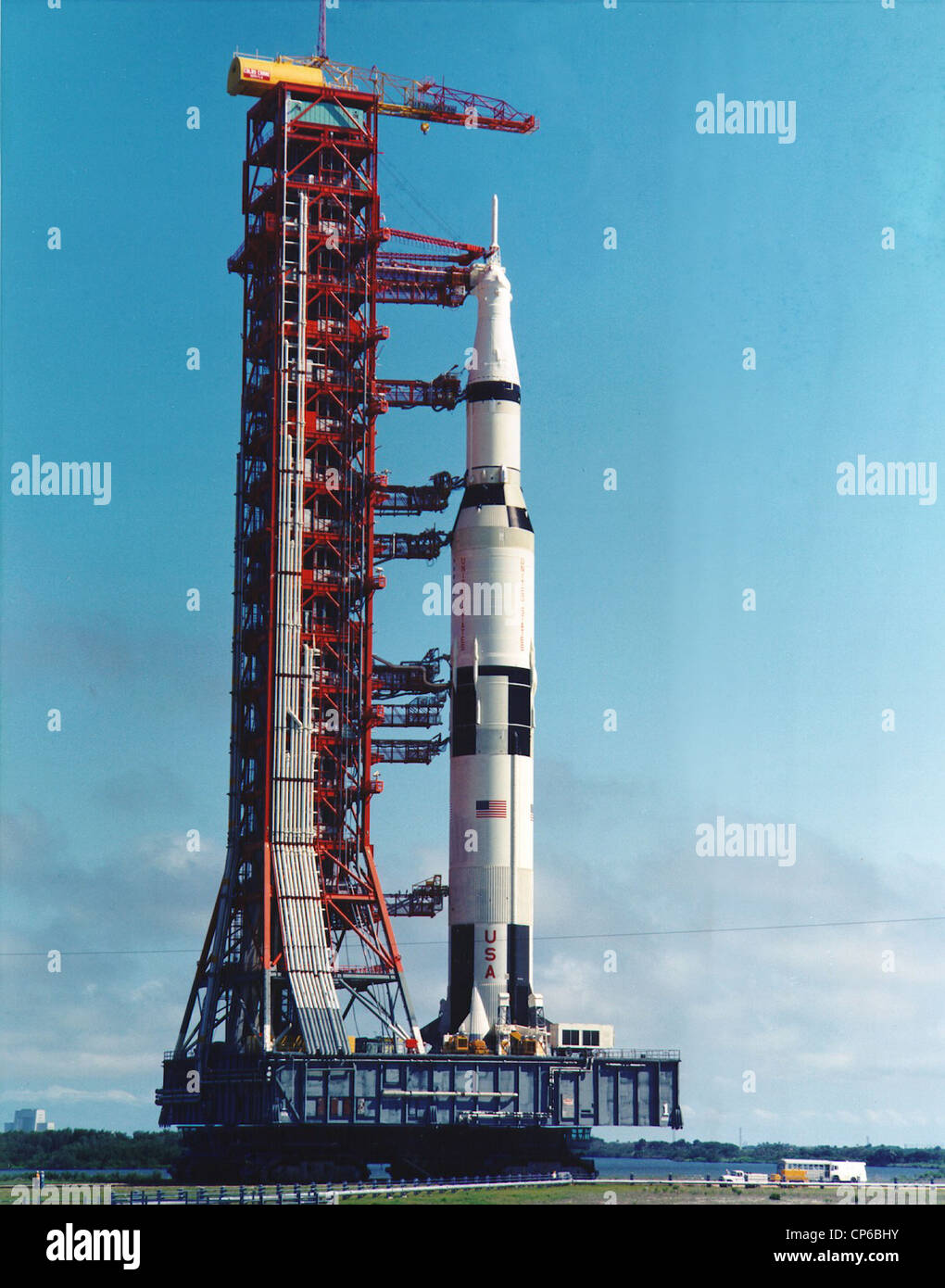 11 Apollo Saturn V rocket dal gruppo del veicolo edificio al launch pad. Foto Stock