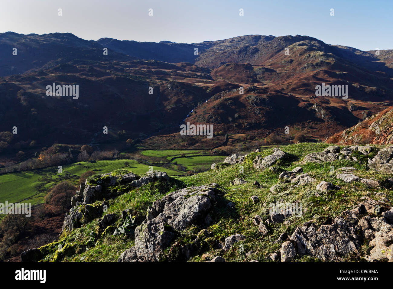 Guardando verso la valle Easedale da Gibson Knott nel Parco Nazionale del Distretto dei Laghi, Cumbria, Inghilterra. Foto Stock