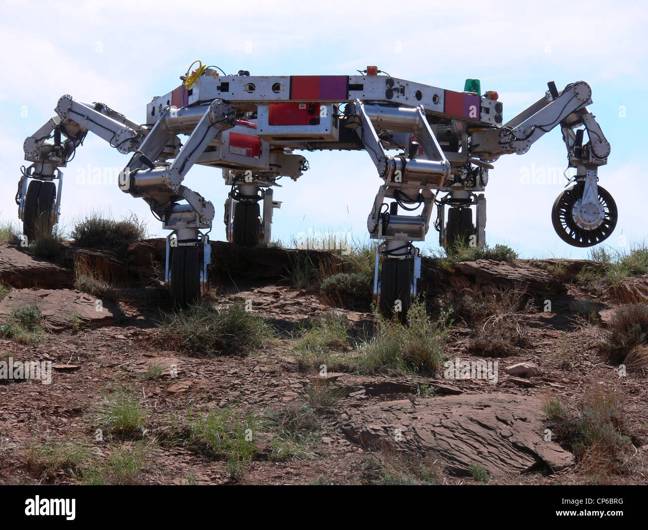 L'ATLETA rover come si inerpica verso la cima di una collina. Foto Stock