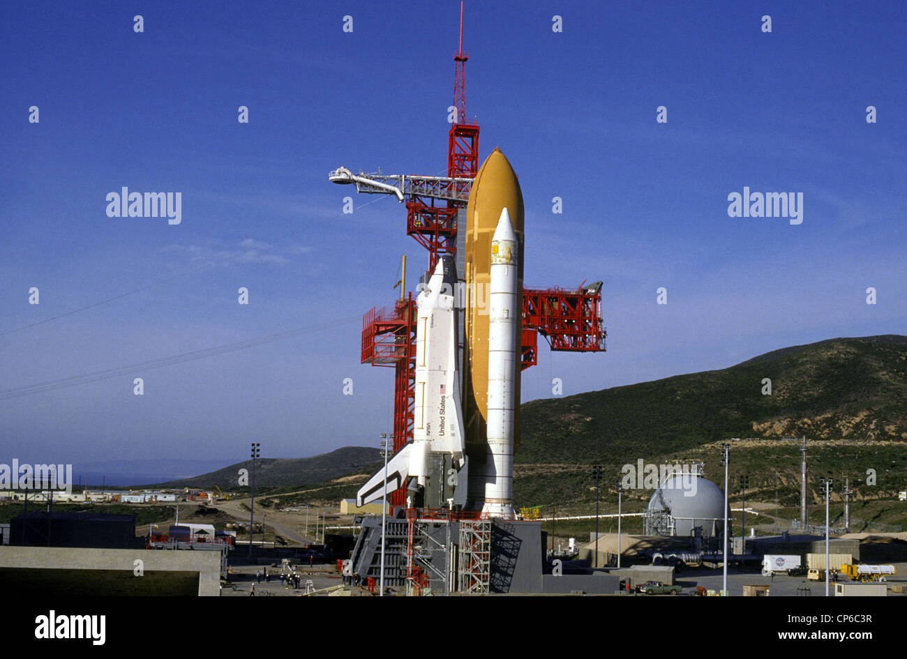 Lo space shuttle Enterprise, accoppiata ad un serbatoio esterno e a razzo a  propellente solido booster, poggia sul monte di lancio accanto alla torre  di accesso al lancio nello spazio di sei