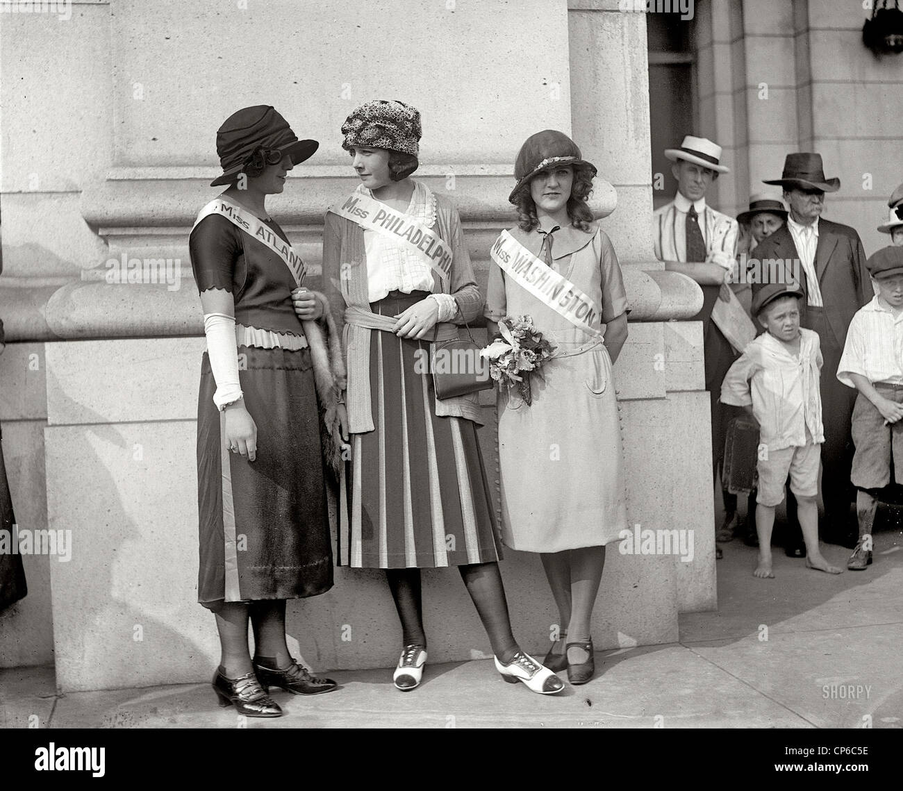 Ethel Charles, Nellie Orr e Margaret Gorman presso la Union Station Foto Stock