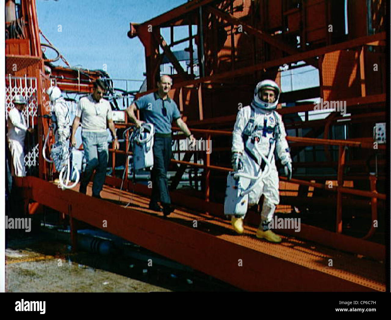 Durante l'allenamento di uscita, durante il lancio della simulazione Gemini-Titan 2 al Pad 19, vengono mostrati gli astronauti John W. Young, Walter M. Schirra Jr., Thomas P. Stafford e Virgil I. Grissom (da sinistra a destra). Foto Stock