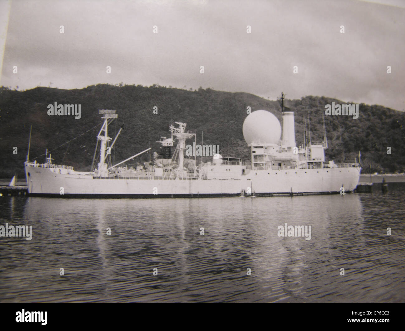 USNS Spada nodo (T-AGM-13) ancorata a Trinidad. Foto Stock
