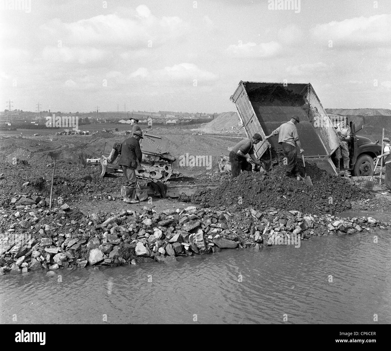 Operai impedire burst del canale a Cannock 8/8/1960 Foto Stock