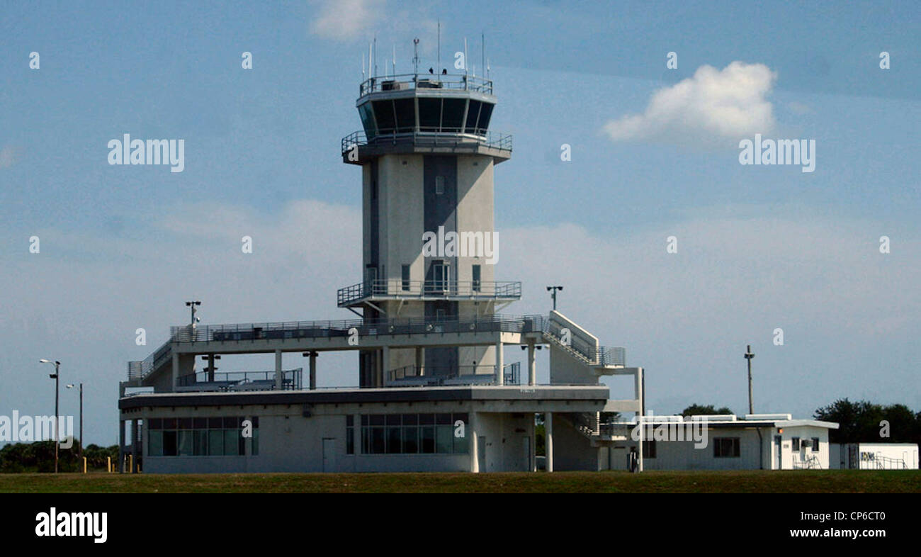 Il Centro Spaziale Kennedy Shuttle Landing Facility della torre di controllo. Foto Stock
