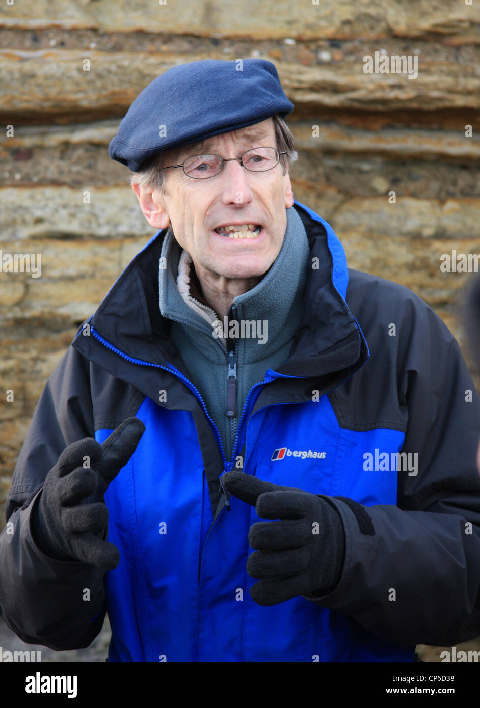 Geologo,Giovanni Hudson; conduce una geologia tour attraverso South Bay in Scarborough North Yorkshire, Inghilterra, Regno Unito Foto Stock