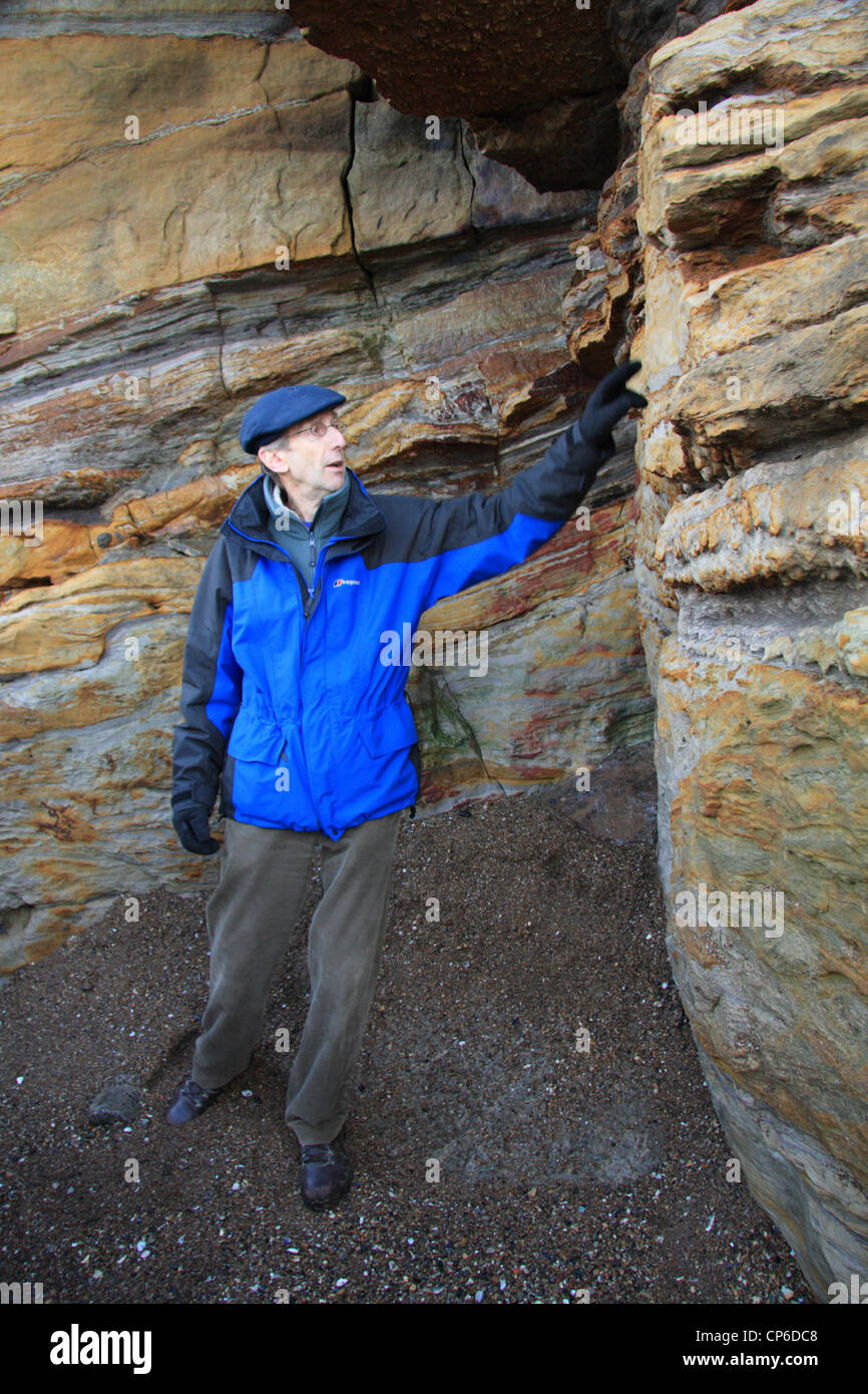Professional geologo Giovanni Hudson conduce una geologia tour a Scarborough North Yorkshire, Inghilterra, Regno Unito Foto Stock