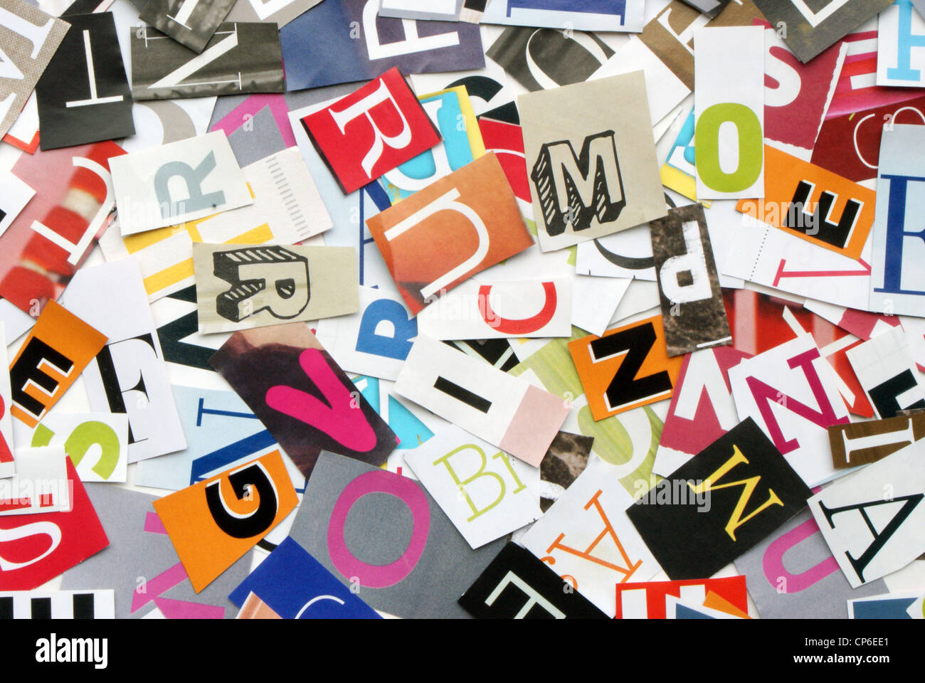 Tagliare le lettere creando l'alfabeto Foto Stock