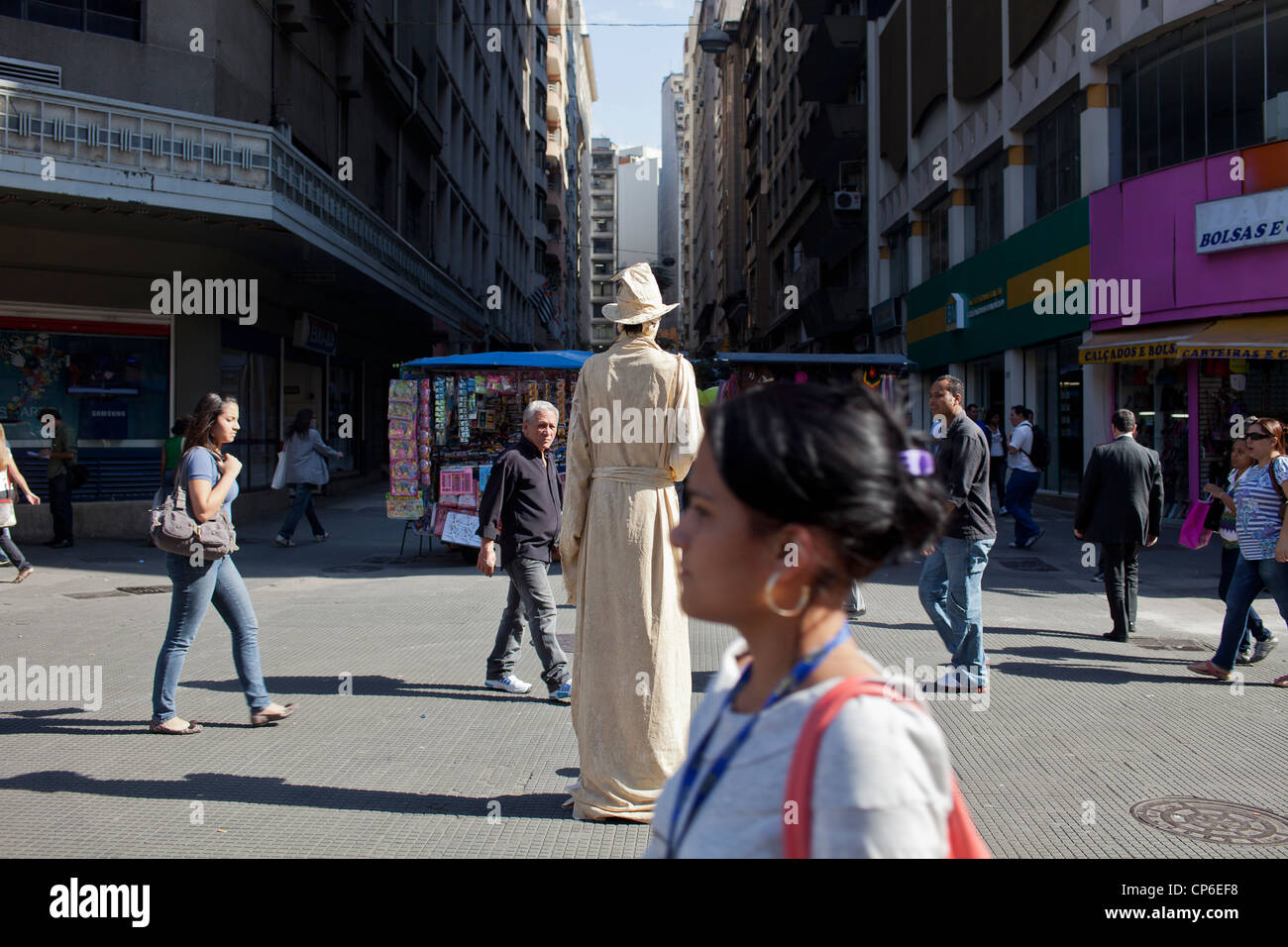 Statua vivente downtown Sao Paulo, Brasile. Mimo in posa per ore in strada come una statua con realistica statua-come trucco Foto Stock