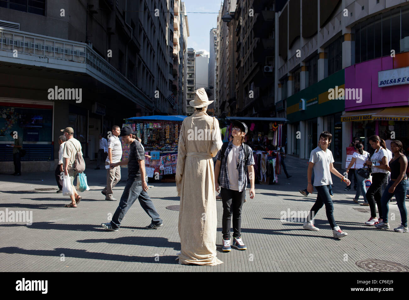 Statua vivente downtown Sao Paulo, Brasile. Mimo in posa per ore in strada come una statua con realistica statua-come trucco Foto Stock