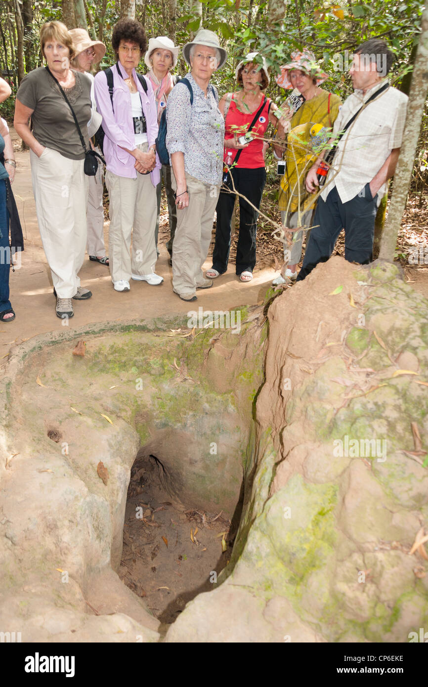 I turisti accanto a un tunnel entrata a Ben Dinh, Cu Chi, vicino la città di Ho Chi Minh (Saigon), Vietnam Foto Stock