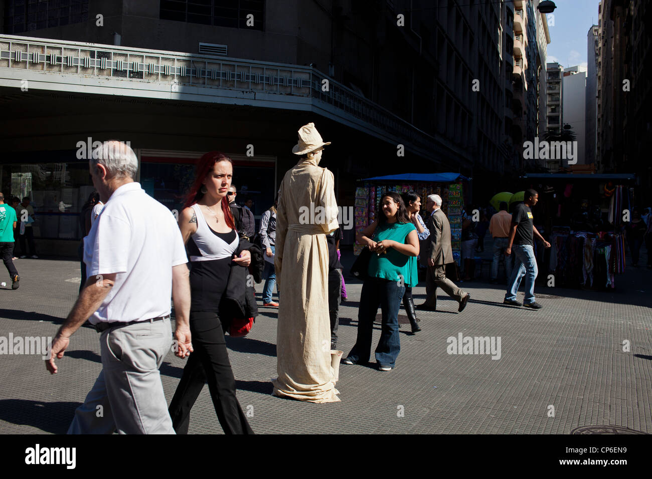 Statua vivente, centro di Sao Paulo in Brasile artista Mime in posa per ore in strada come una statua con realistica statua-come trucco Foto Stock