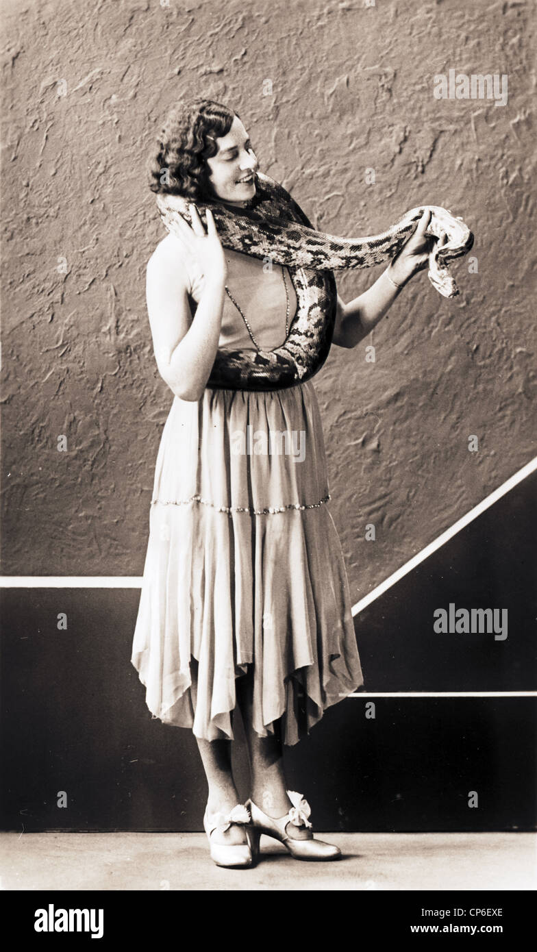 Bella Donna circondata da grandi Snake Foto Stock