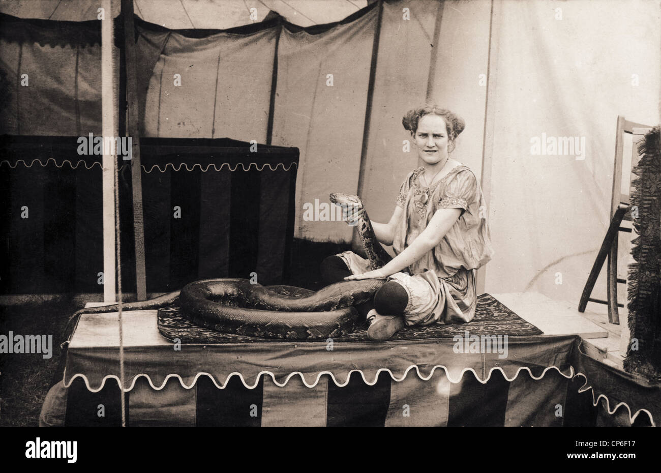 Circus Sideshow donna gestore di serpente Foto Stock