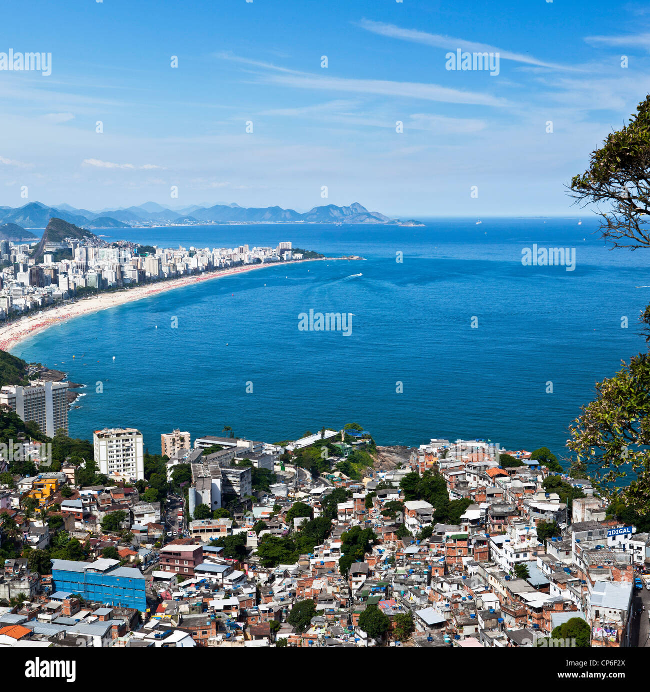 Condizioni di abitazione in Favela do Vidigal, Rio de Janeiro, Brasile. Ipanema e Leblon spiagge in background fantastica vista Foto Stock