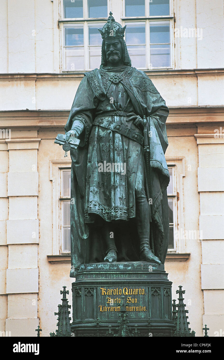 Repubblica Ceca Praga Monumento all imperatore Carlo IV. Statua eretta nel 1848 in occasione del V centenario della fondazione del Foto Stock