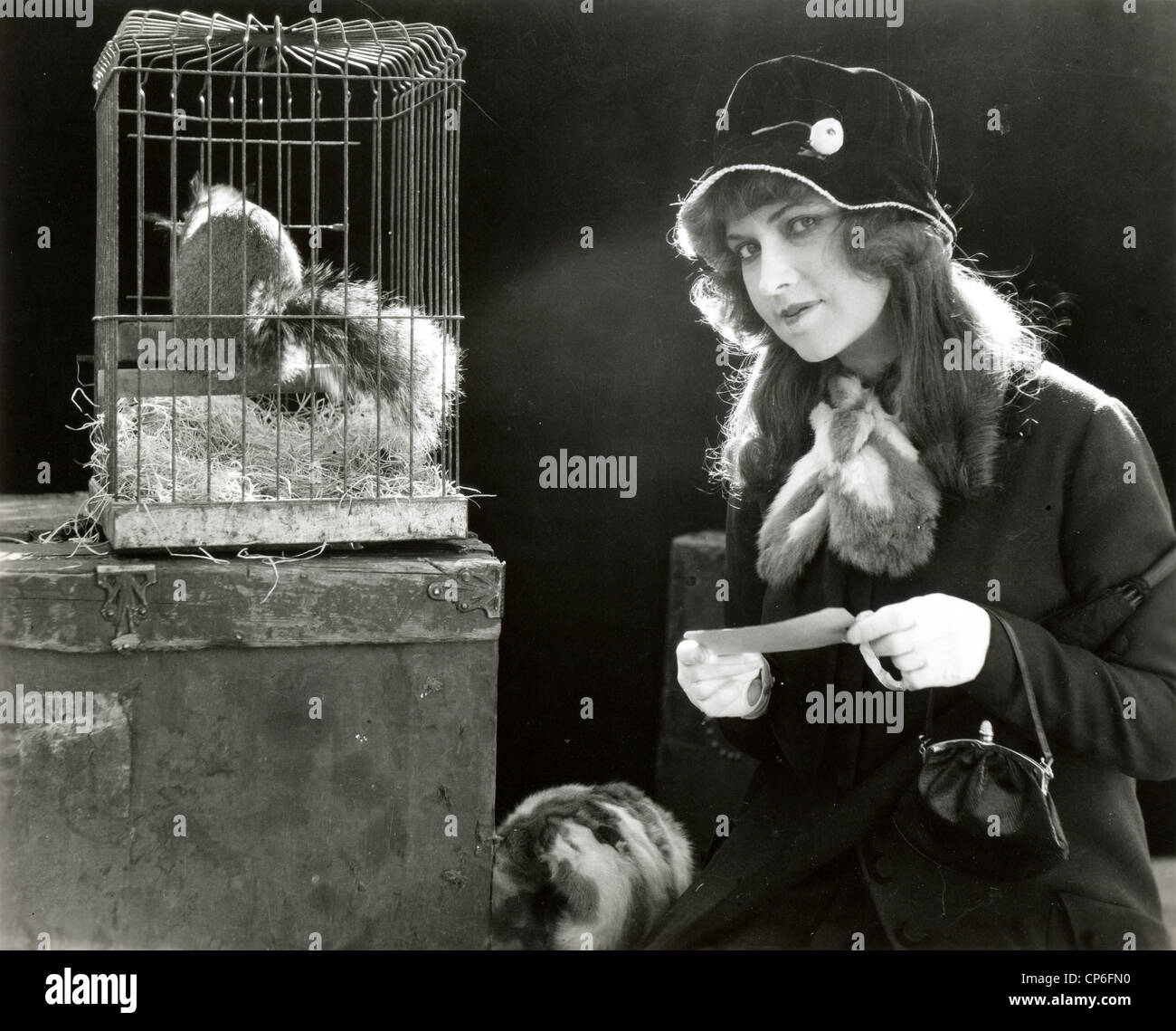 Donna Traveler con lo scoiattolo in una gabbia Foto Stock