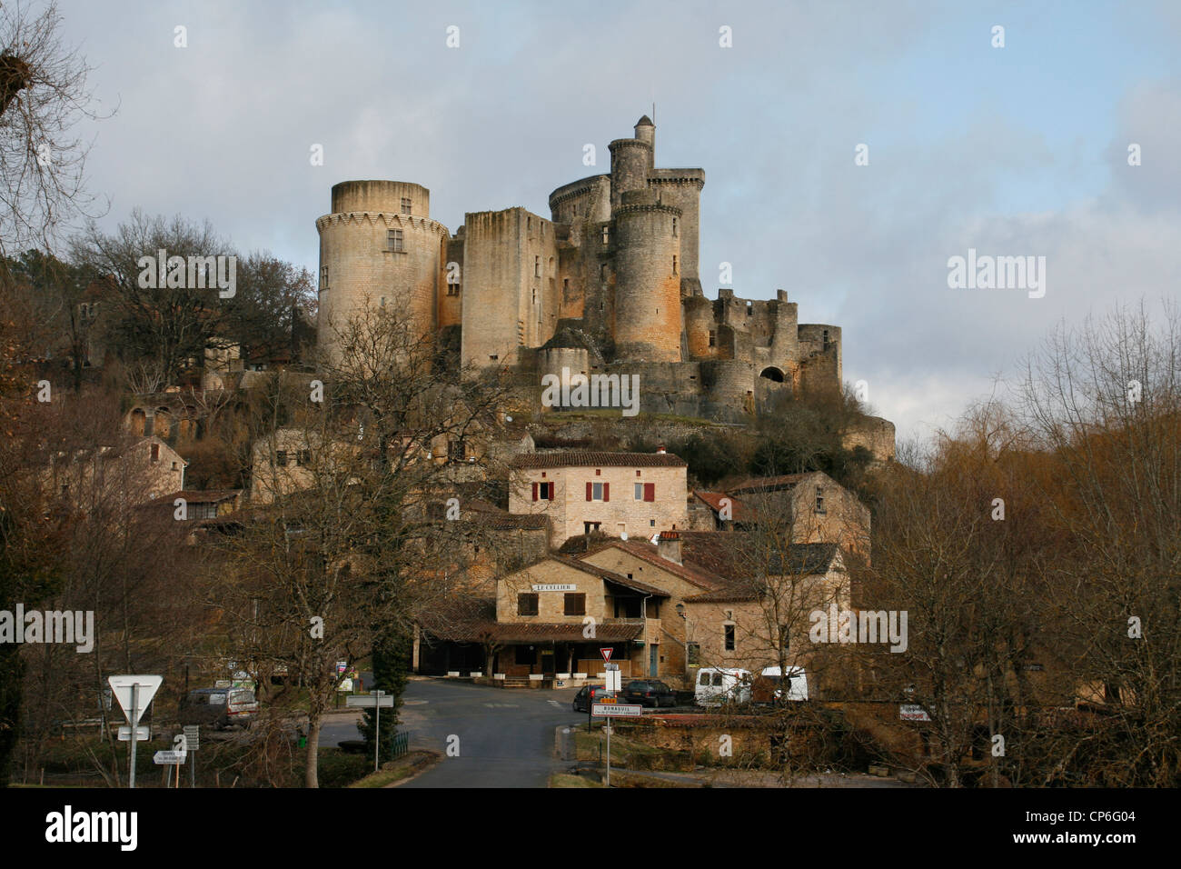 Il Chateau de Bonaguil e villaggio sottostante vicino a Fumel Lot-et-Garonne Francia Foto Stock