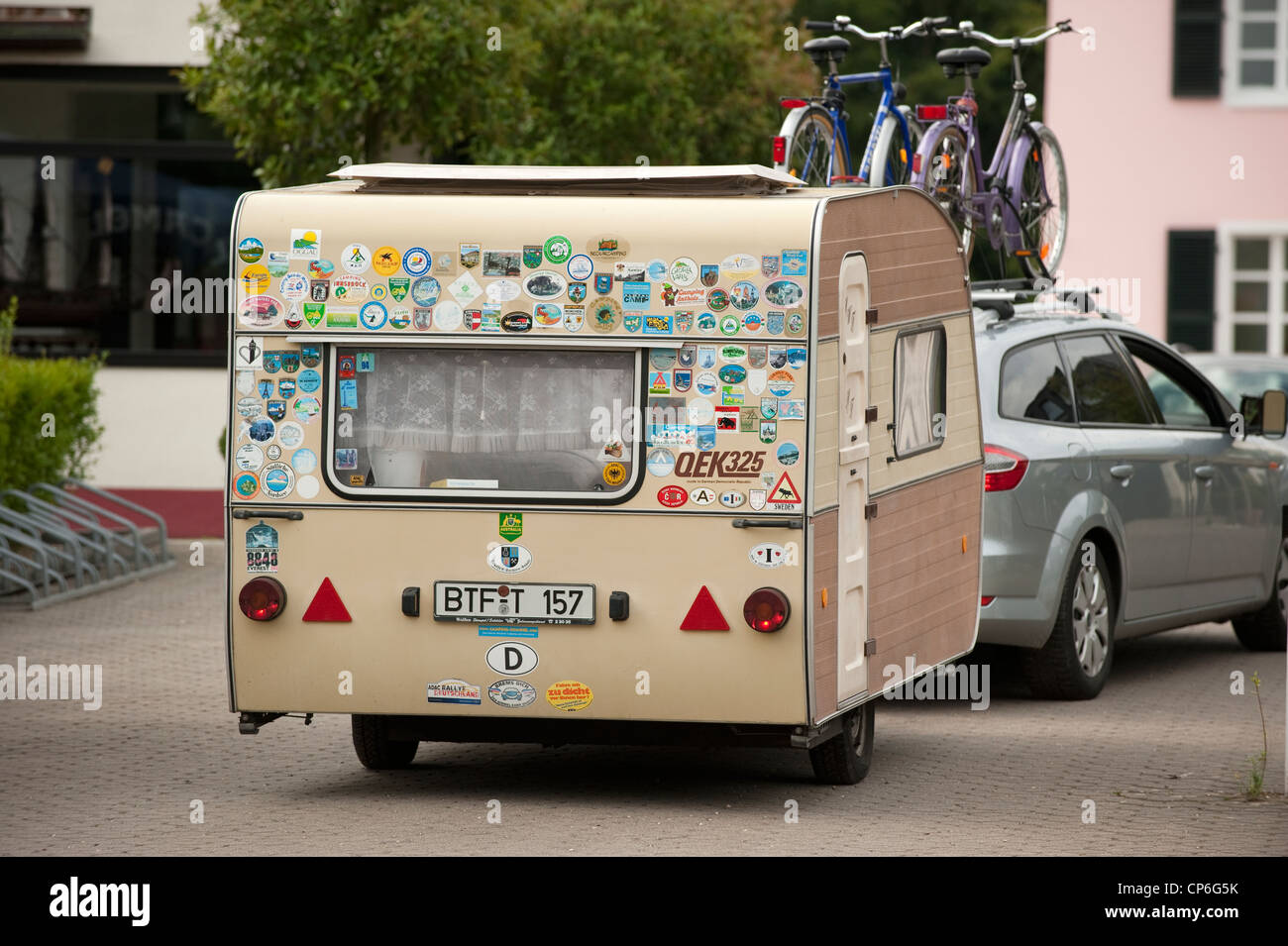 German Touring Caravan con un sacco di adesivi Colonia Germania Europa UE Foto Stock