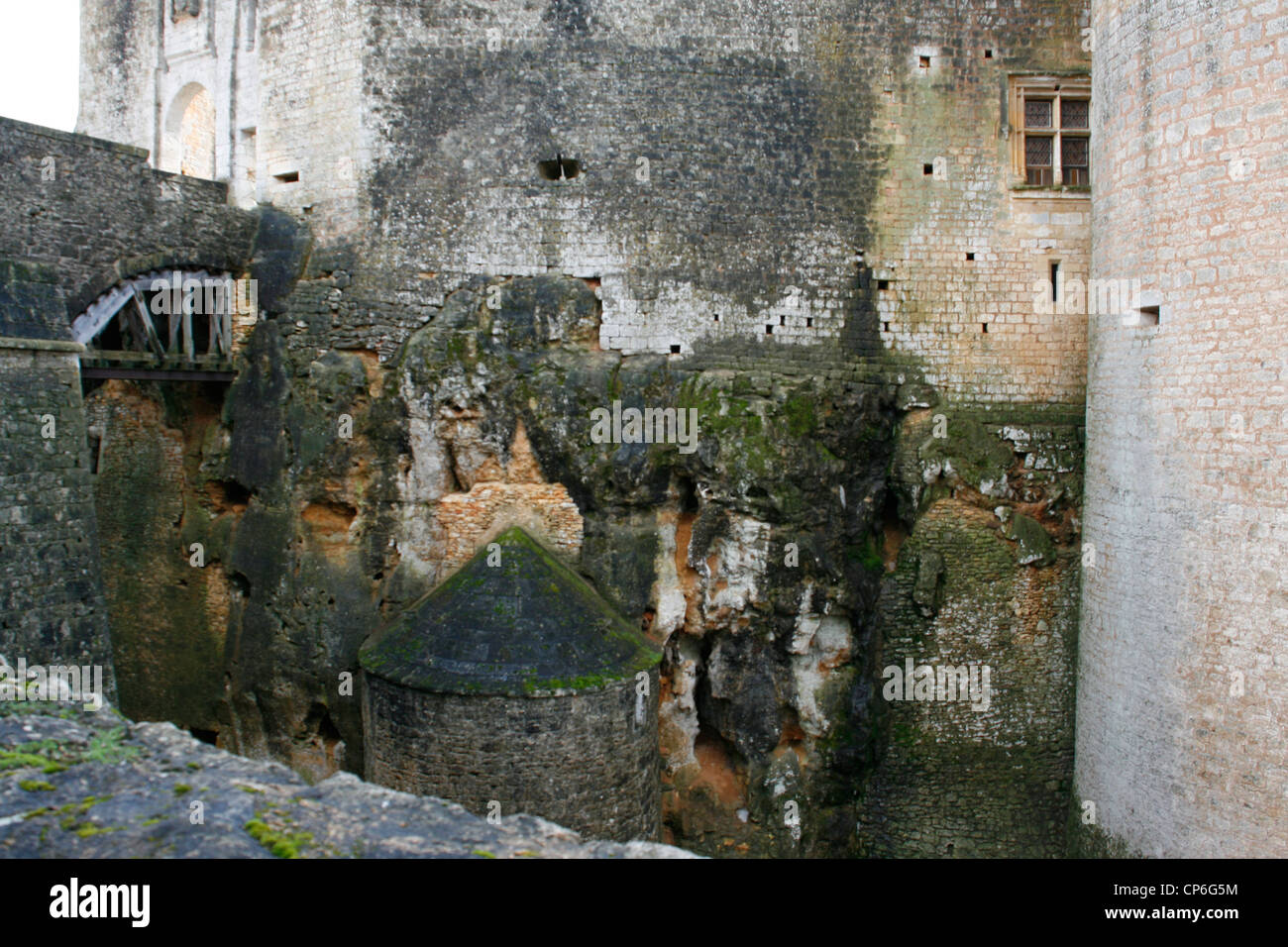 Fondamenti di roccia, fossato e ponte levatoio del castello di Bonaguil Chateau de Bonaguil Foto Stock