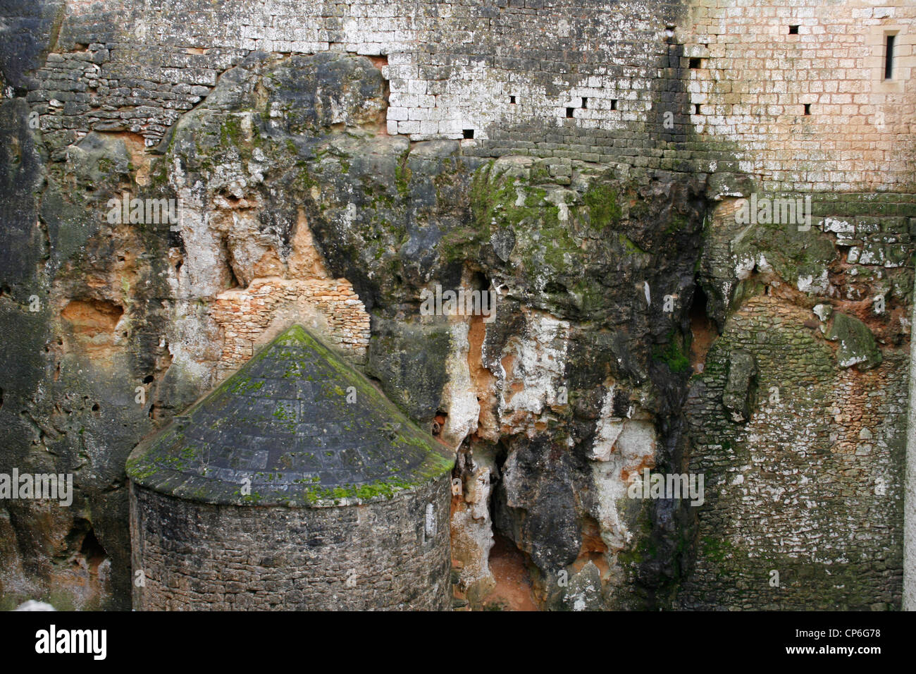La roccia ripida fondamenta su cui il Chateau de Bonaguil è costruito Foto Stock