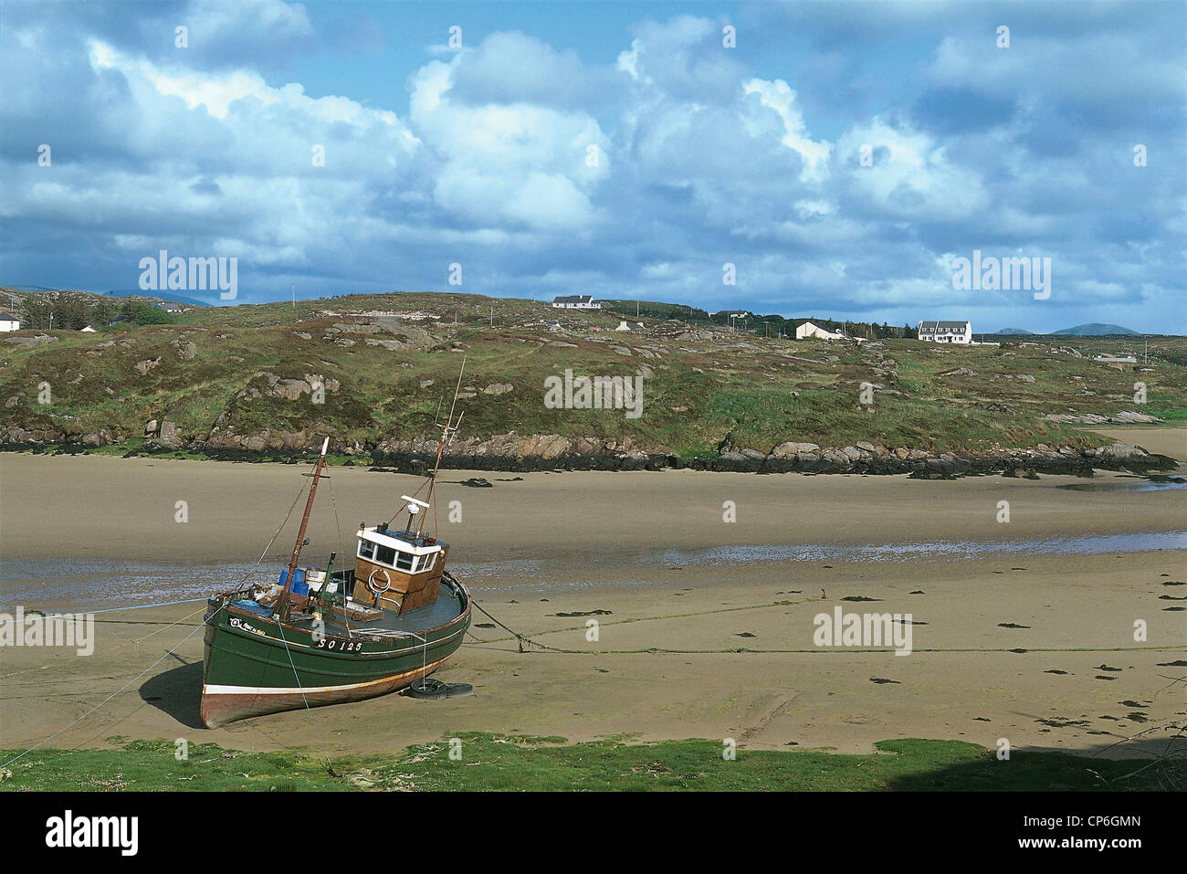 Irlanda - County Donegal - Le Rose Cruit Island. Barca a secco con la bassa marea. Foto Stock