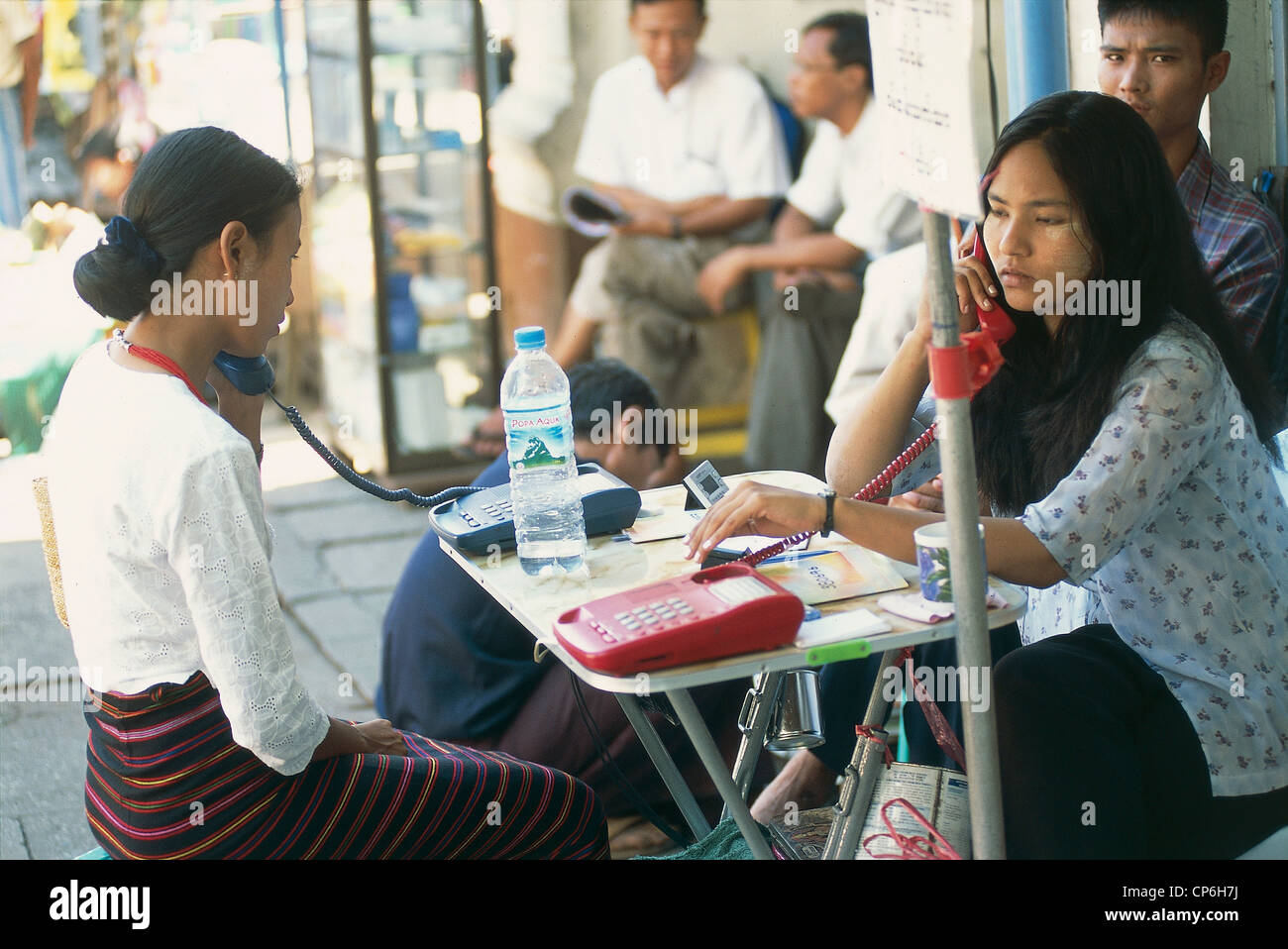 Myanmar (Birmania) - Yangon (Rangoon), le donne sul telefono Foto Stock