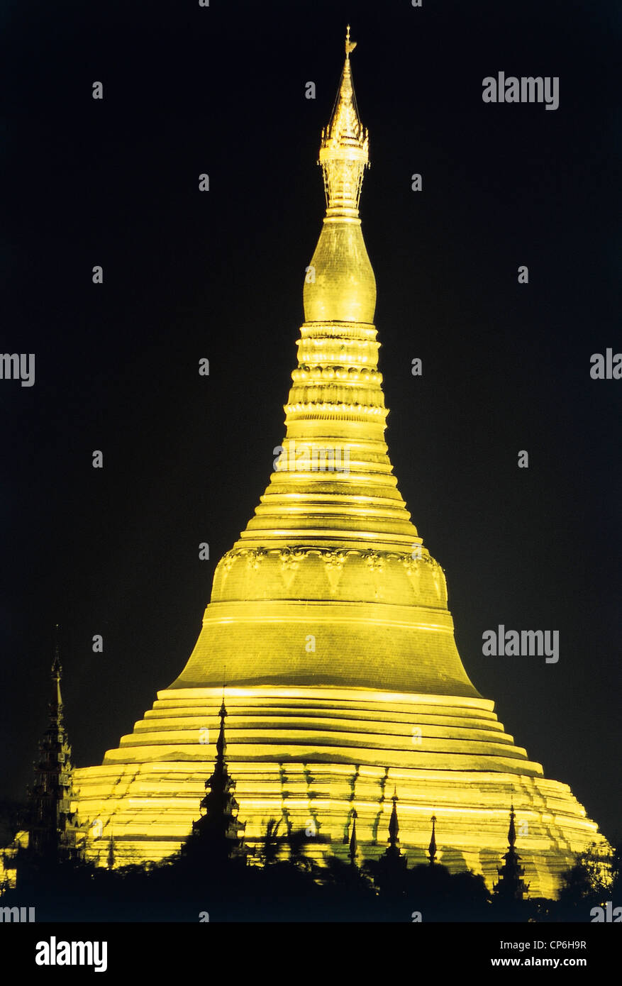 Myanmar (Birmania) - Yangon (Rangoon), Shwedagon pagoda. La stupa centrale. Notte Foto Stock