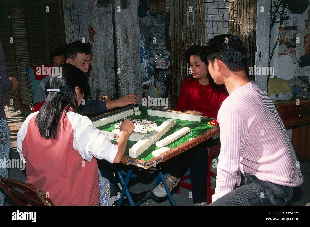 Cina - Guangdong - Cantone (Guangzhou), mercato Qingping. I giocatori ma-jong Foto Stock