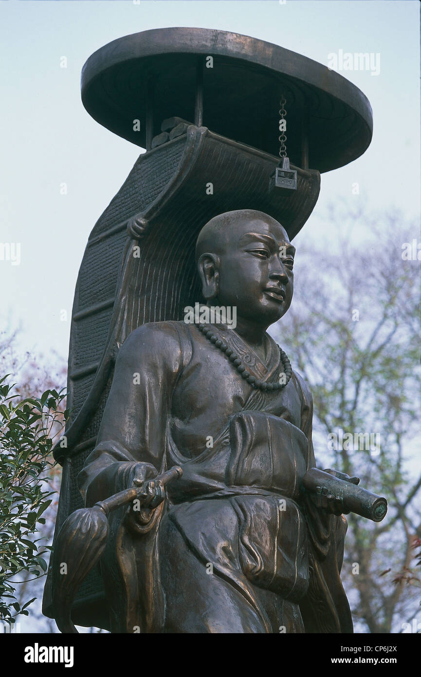 Cina - Jiangsu - Dintorni di Nanchino (Nanjing), il Monte Jiuhua. Statua in bronzo vicino la pagoda Xuanzang Foto Stock