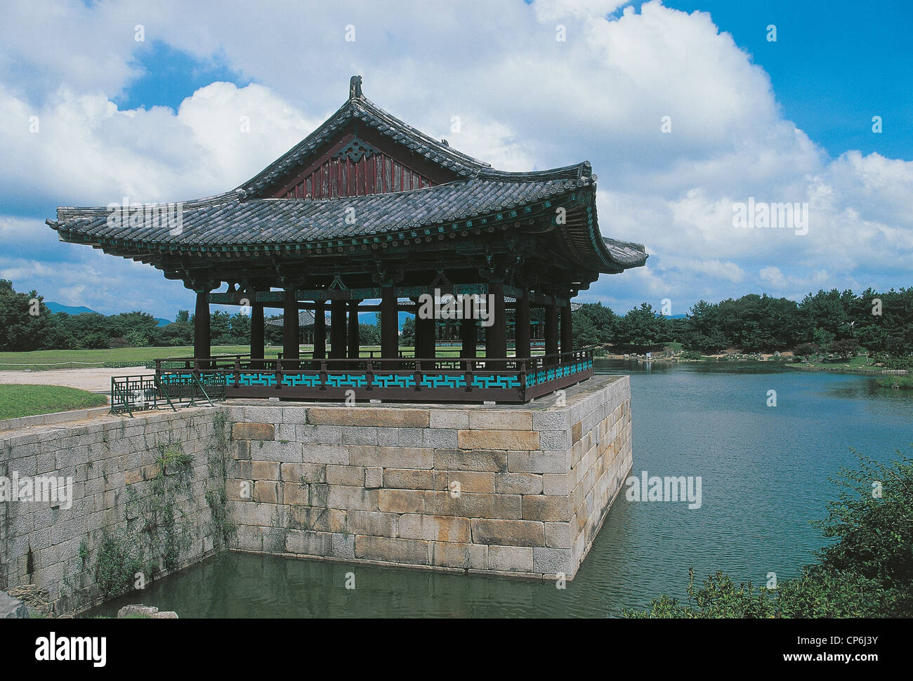 Corea del Sud PISCINA ANAPCHI Kyongju costruito da re Munmu 661-681 è stato attaccato al Palazzo Estivo del Silla unito HALL Foto Stock