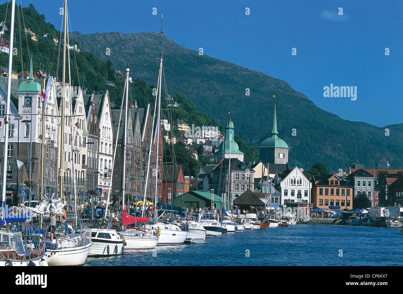 Norvegia - Bergen - Bryggen Hanseatic trimestre (Patrimonio Mondiale UNESCO 1979), Lungomare dei Tedeschi (Tyskebryggen). Le barche Foto Stock