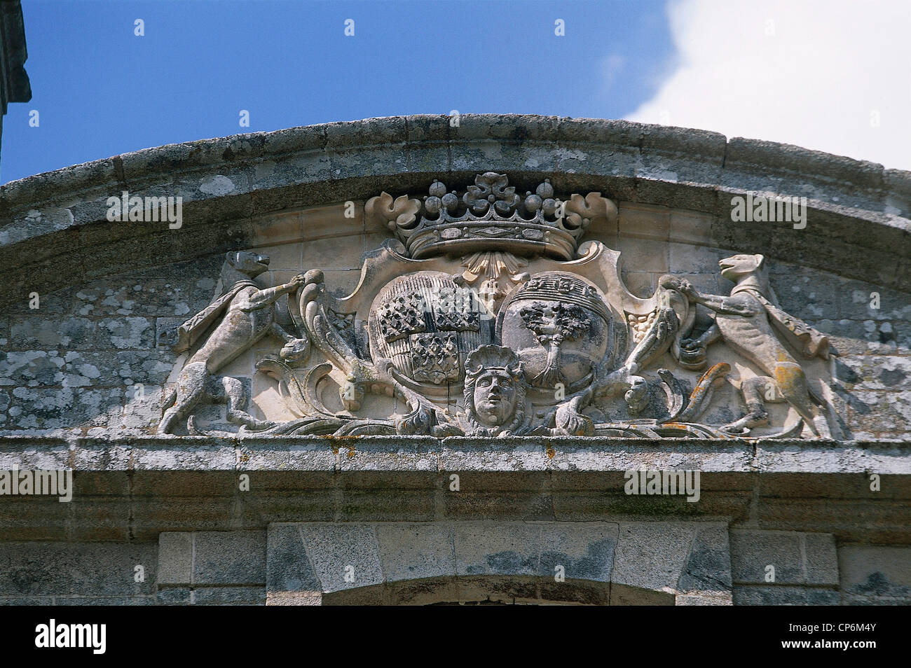 Francia - Bretagna - Morbihan - Castello Loyat. Dettagli architettonici: stemma posto in un timpano semicircolare. Foto Stock