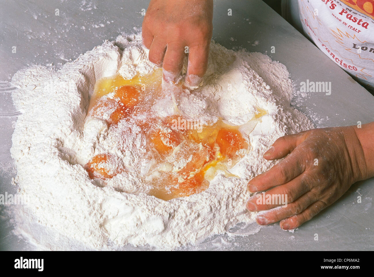 Marche - Campofilone (AP) la pasta Spinosi. Preparazione di Spinosini (pasta fresca) Foto Stock