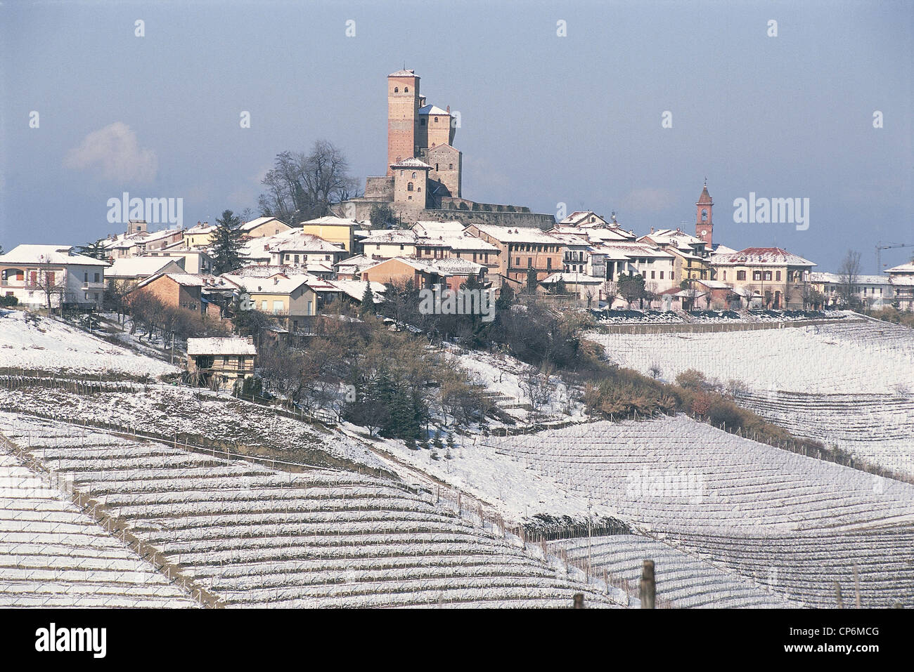 Piemonte - Langhe - Serralunga d'Alba (Cn), paesaggio innevato Foto Stock