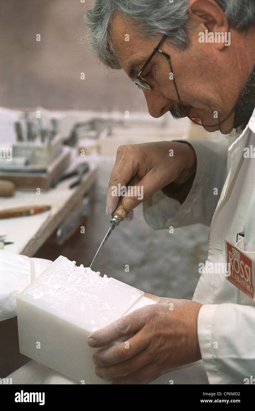 Toscana - Volterra (PI), un Rossi. Artigiano lavora un blocco di alabastro Foto Stock