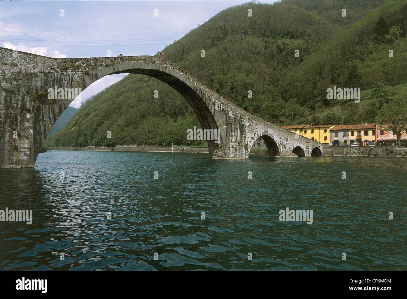 Toscana - Garfagnana - Borgo a Mozzano (LU), il Ponte della Maddalena o del diavolo (XIV secolo) Foto Stock