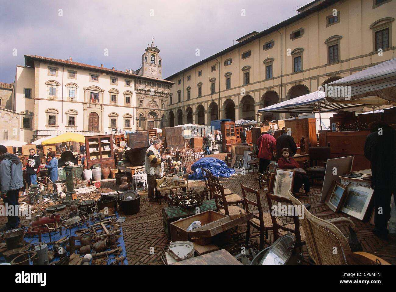 Toscana - Arezzo, Piazza Grande. Mercato di antiquariato Foto Stock