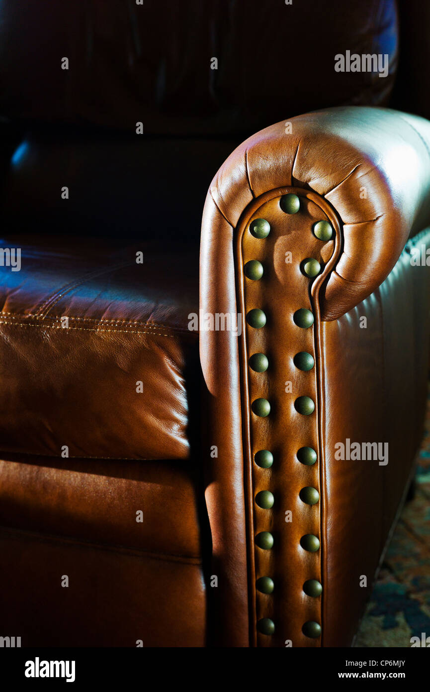 Close up fotografia di luce del sole su una bella pelle poltrona reclinabile sedile Foto Stock