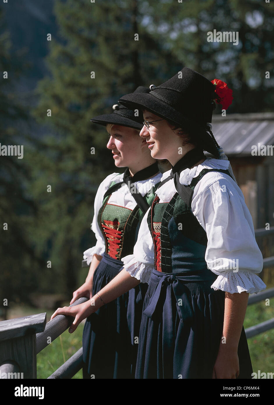 Trentino Alto Adige - Val Pusteria - donne in costume tradizionale Dobbiaco  Foto stock - Alamy