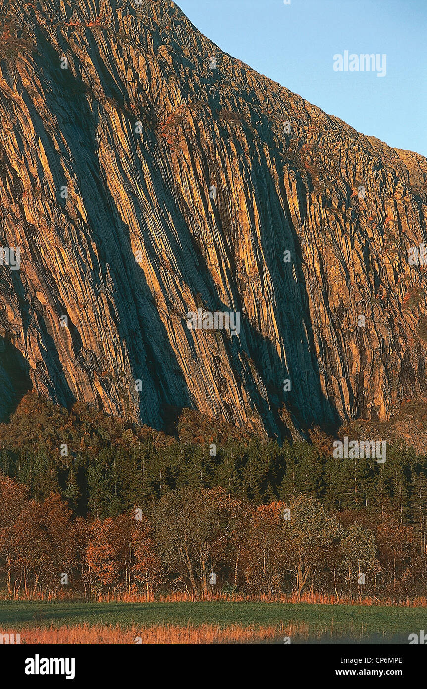 Norvegia - Nordland County - Helgeland - Isola Alsten - un tocco della gamma della montagna De SyV Sostre (le Sette Sorelle) al tramonto Foto Stock