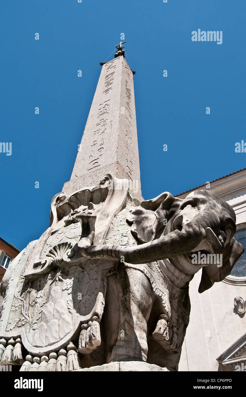 Roma,il pulcino della Minerva, Gian Lorenzo Bernini scultura di elefante, sostenendo una delle undici obelischi egiziani a Roma Foto Stock